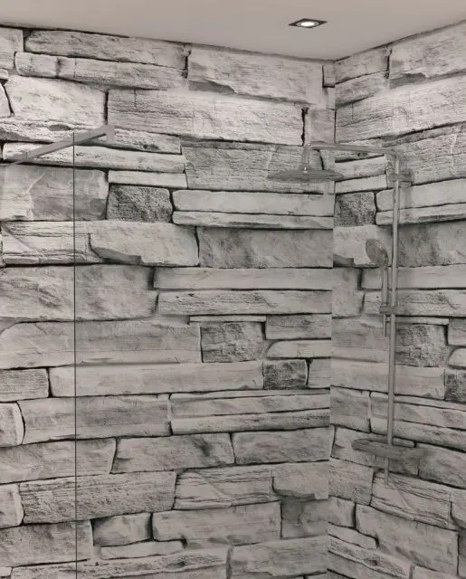 Großformatige fugenlose Wandplatten in Naturstein-Optik im Duschbereich