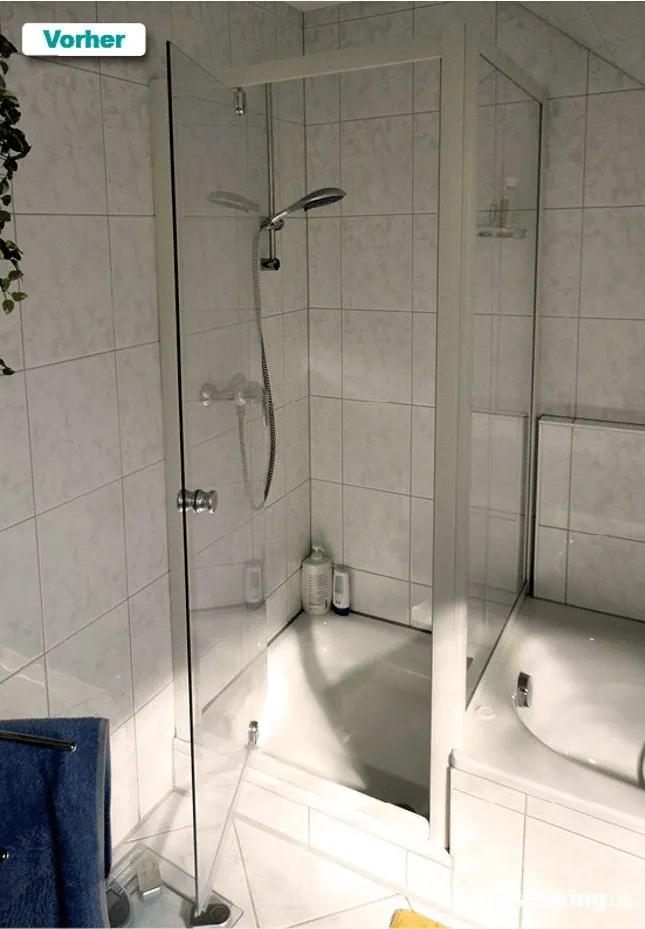 Vorher: enge Duschkabine neben der Badewanne, hell gefliest