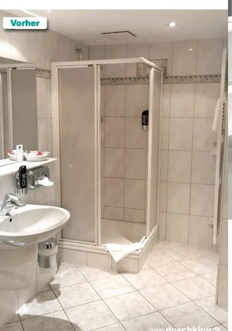 Vorher: kleine Eckdusche mit Kunststofftür in einem beigen Bad