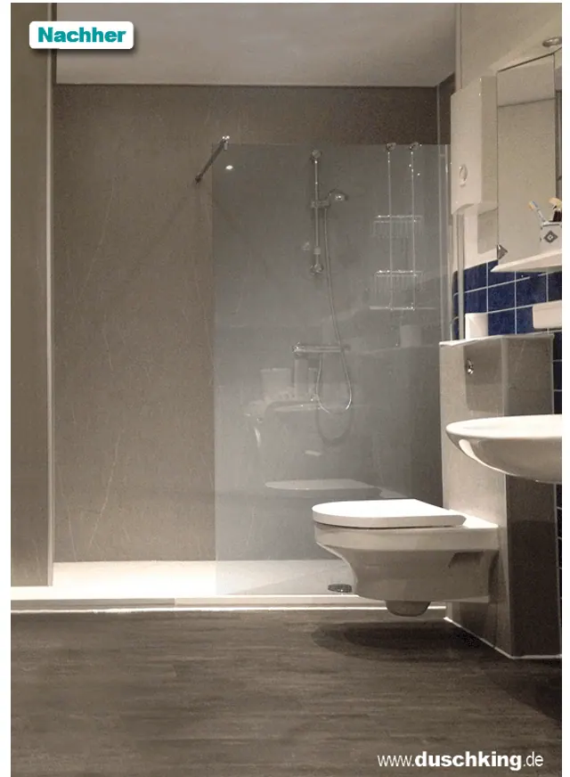 Nachher: helles Bad mit Walk-in-Dusche, fugenlosen Wänden in Betonoptik und Wand-WC