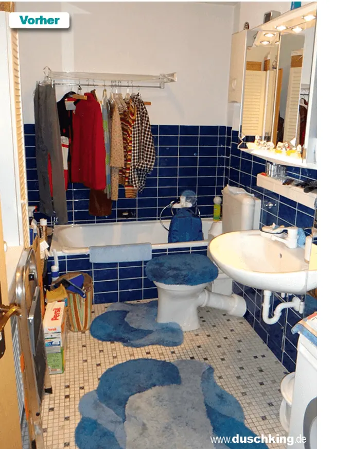 Vorher: blau gefliestes Bad aus den 90er-Jahren mit Badewanne