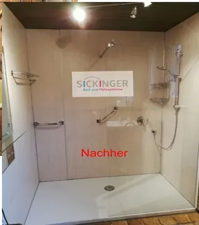 Nachher: bodennahe Dusche mit hellen fugenlosen Wandplatten und Haltegriffen