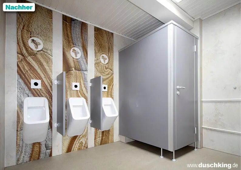 Sanierte Gästetoilette mit Urinalen und fugenloser Wandverkleidung in Holzoptik