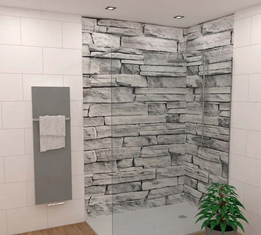 Walk-in-Dusche mit fugenloser Rückwand in Naturstein-Optik und Designheizkörper