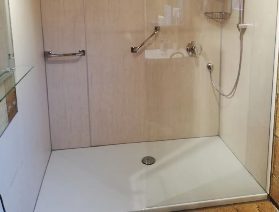 Teilbadsanierung in Hechingen: bodennahe Dusche über die gesamte Breite statt Badewanne