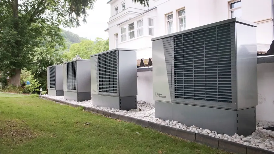 Moderne Luft-Wasser-Wärmepumpen im Außenbereich eines Wohnhauses